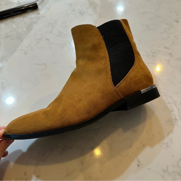 Nine West Cognac Honey Suede Chelsea Ankle Bootie with Gold detail size 9 M - Picture 3 of 11